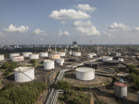 Цената на нафтата ја започна неделата со благ пад