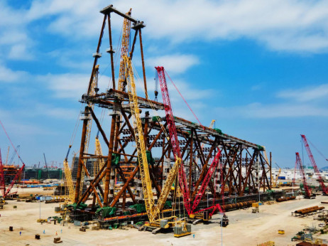 Цената на нафтата ја започна неделата со пад