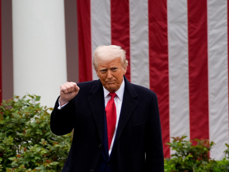 Трамп гледа „проблеми во транзицијата“ со царините за Кина од 145 отсто