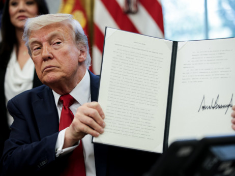 Сто дена во кои Трамп го држи светот во неизвесност и магла